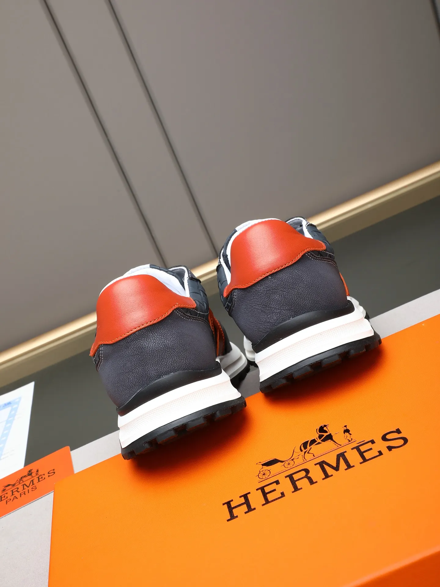 📛📛📛PPP420 (Hermes)🆕Men's color-blocked sneakers with textured calfskin details. Spliced ​​with original cowhide, this shoe draws inspiration from the equestrian world, integrating technical details and practical functions. Breathable sheep lining, original combination outsole, high-end quality, and every detail is perfectly combined! Size: 38-44 (45 can be customized)